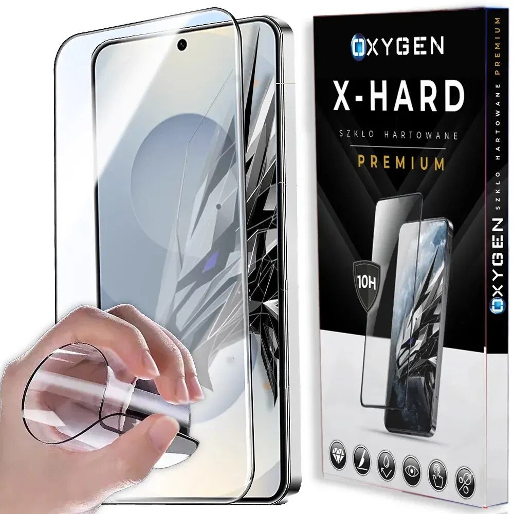 Obraz przedstawia szkło hartowane OXYGEN X-HARD z opakowaniem, na którym widnieje napis \'OXYGEN X-HARD SZKŁO HARTOWANE PREMIUM\'. Widać również rękę trzymającą przezroczyste szkło ochronne na tle telefonu.