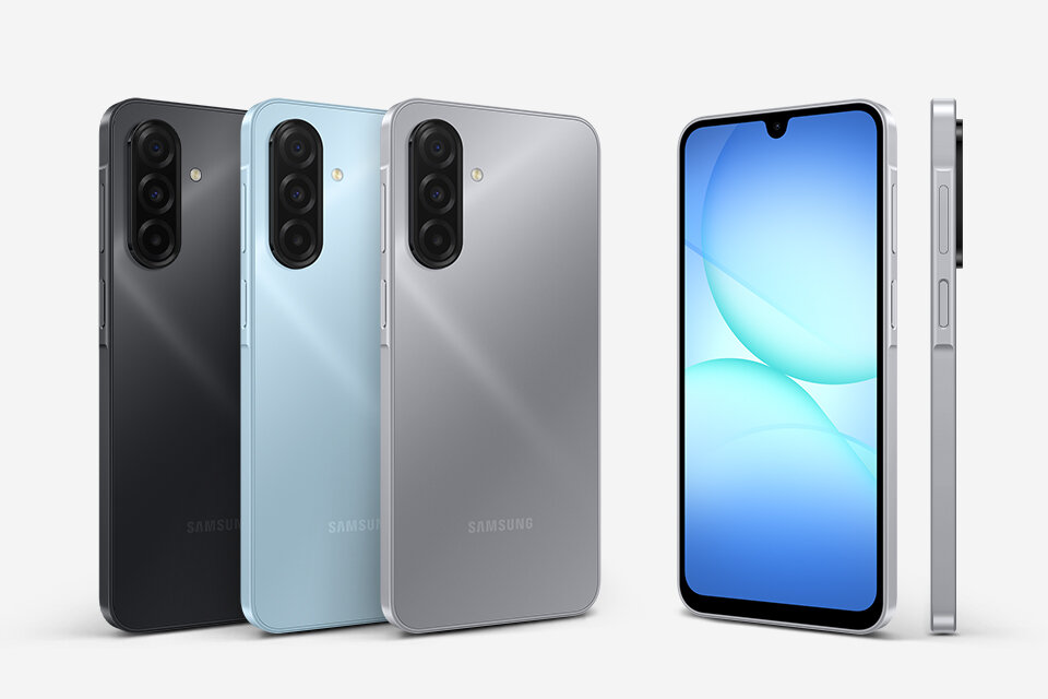 Galaxy A17 pokazany z różnych kątów w kolorze czarnym, jasnoniebieskim i szarym, podkreślający jego smukły i stylowy design. Na obrazie widoczne są trzy smartfony w różnych kolorach: czarnym, jasnoniebieskim i srebrnym. Każdy z nich ma potrójny aparat z tyłu oraz wyświetlacz z wcięciem na przednią kamerę.