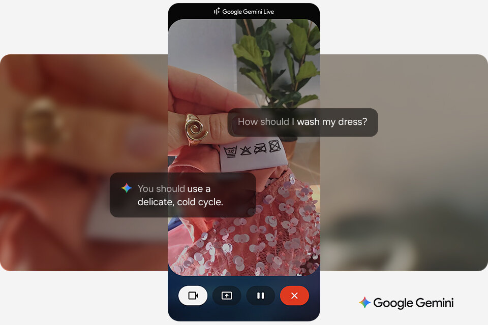 skieruj aparat na obiekt i zadaj Gemini pytanie Na ekranie smartfona widać aplikację Google Gemini Live, która pokazuje metkę z symbolami prania oraz teksty: \'How should I wash my dress?\' i \'You should use a delicate, cold cycle.\'