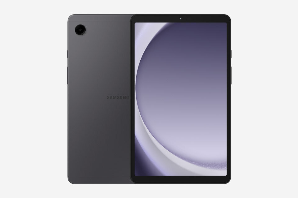 Galaxy Tab A9 Na obrazie widoczny jest tablet z dużym ekranem i ciemną obudową. Na tylnej części urządzenia znajduje się logo \'SAMSUNG\'.