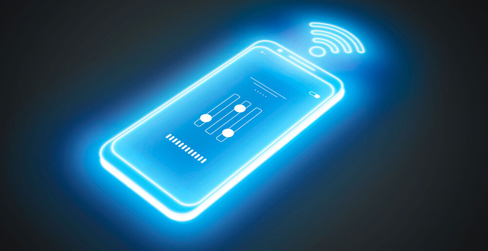 Obraz przedstawia świecący na niebiesko kontur smartfona z ikoną sygnału Wi-Fi nad nim. Na ekranie widoczne są suwaki, sugerujące funkcję regulacji ustawień.