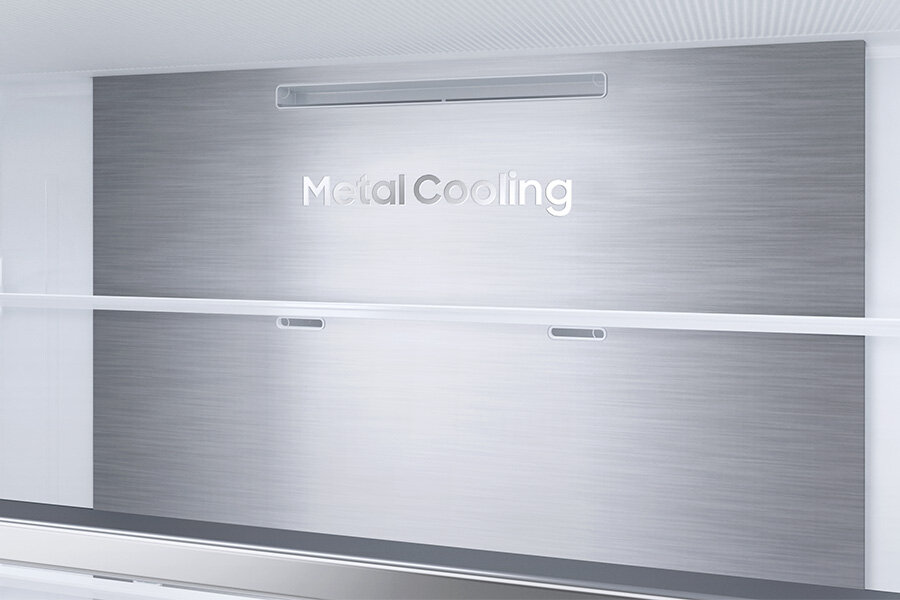Lodówka RB53DG703DB1 Samsung - zdjęcie - Metal Cooling Wnętrze lodówki z metalową ścianą z napisem \'Metal Cooling\'. Widoczne są półki i otwory wentylacyjne.