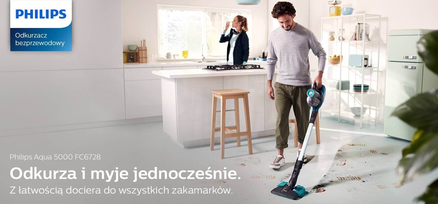 Mężczyzna używa odkurzacza bezprzewodowego w jasnej kuchni. Tekst na obrazie: \'Philips Aqua 5000 FC6728 Odkurza i myje jednocześnie. Z łatwością dociera do wszystkich zakamarków.\'