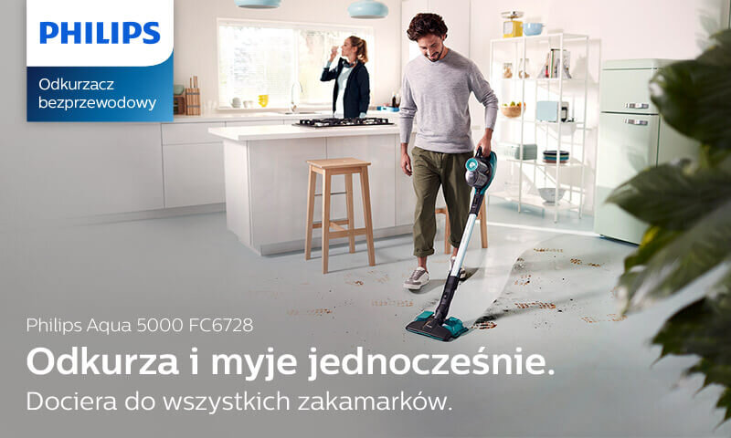 Mężczyzna używa odkurzacza bezprzewodowego w jasnej kuchni. Tekst na obrazie: \'PHILIPS Odkurzacz bezprzewodowy Philips Aqua 5000 FC6728 Odkurza i myje jednocześnie. Dociera do wszystkich zakamarków.\'