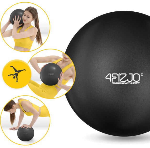 Obraz przedstawia czarną piłkę do pilatesu z logo \'4FIZJO PHYSIOTHERAPY & SPORT\'. W tle widoczne są osoby w żółtych strojach, używające piłki do ćwiczeń.
