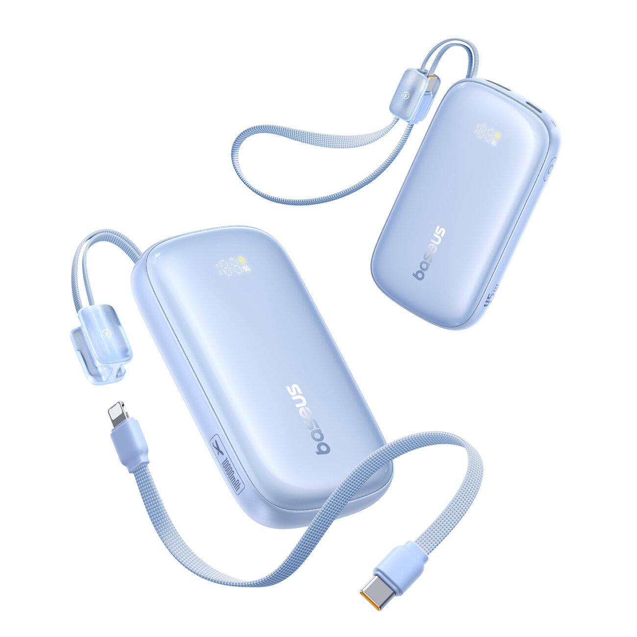 Na obrazie widoczne są dwa niebieskie powerbanki z logo \'baseus\', każdy z odłączanym kablem USB-C i Lightning. Na jednym z urządzeń widoczny jest wskaźnik LED oraz napis \'10000mAh\'.