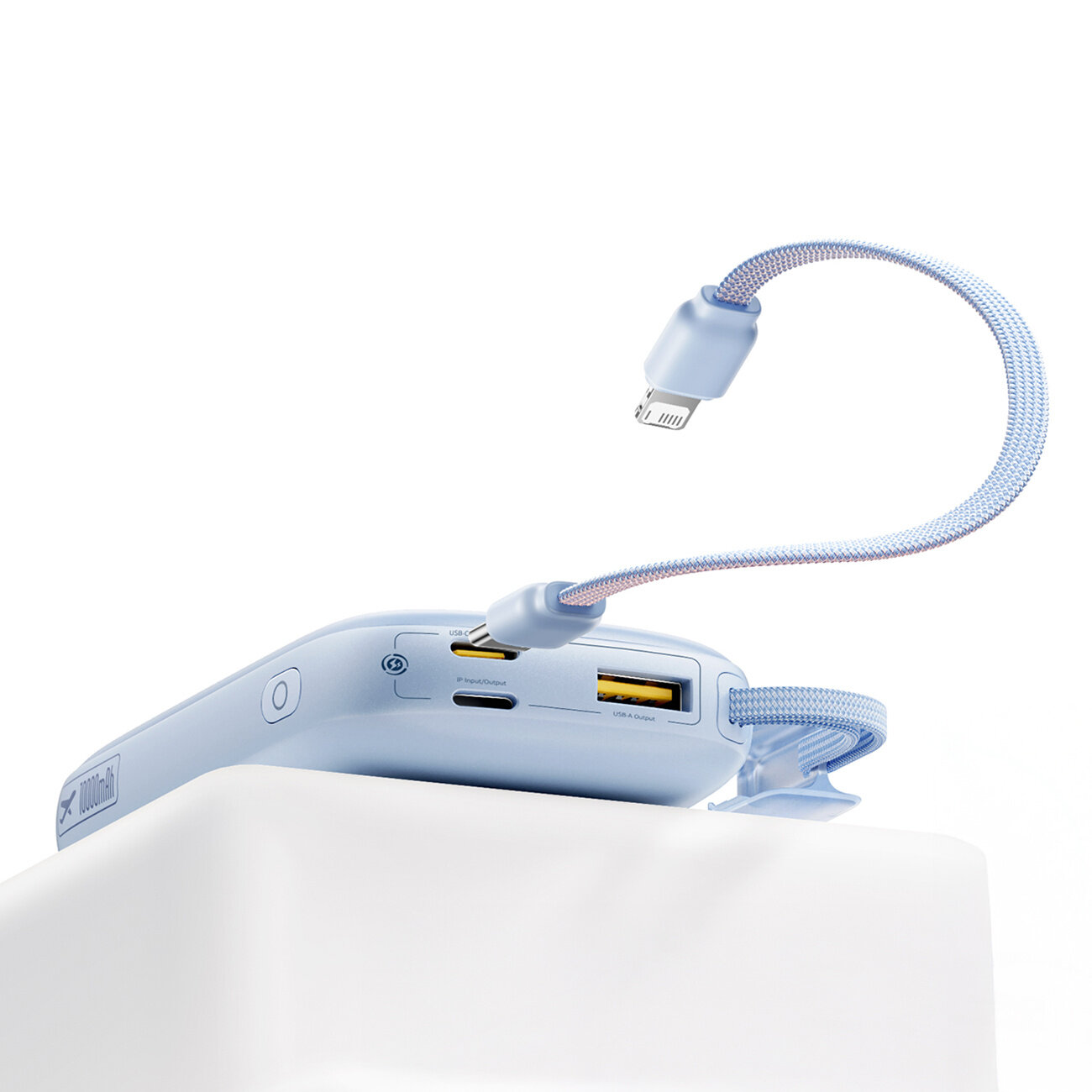 Na obrazie widoczny jest niebieski powerbank z kilkoma portami, w tym USB-C i USB-A, oraz odłączanym kablem USB-C Lightning. Na urządzeniu znajduje się logo producenta i przycisk zasilania.
