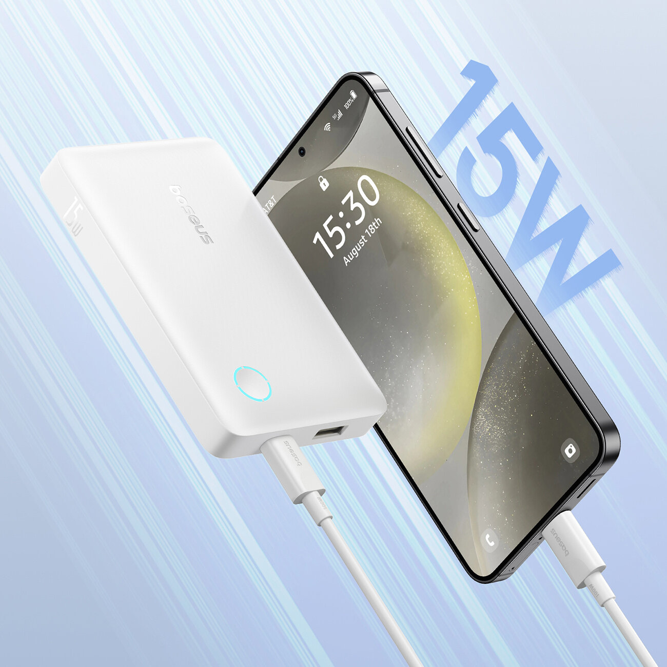 Na obrazie widoczny jest biały power bank z logo \'Baseus\' oraz smartfon podłączony do niego kablem. W tle widoczny jest napis \'15W\'.