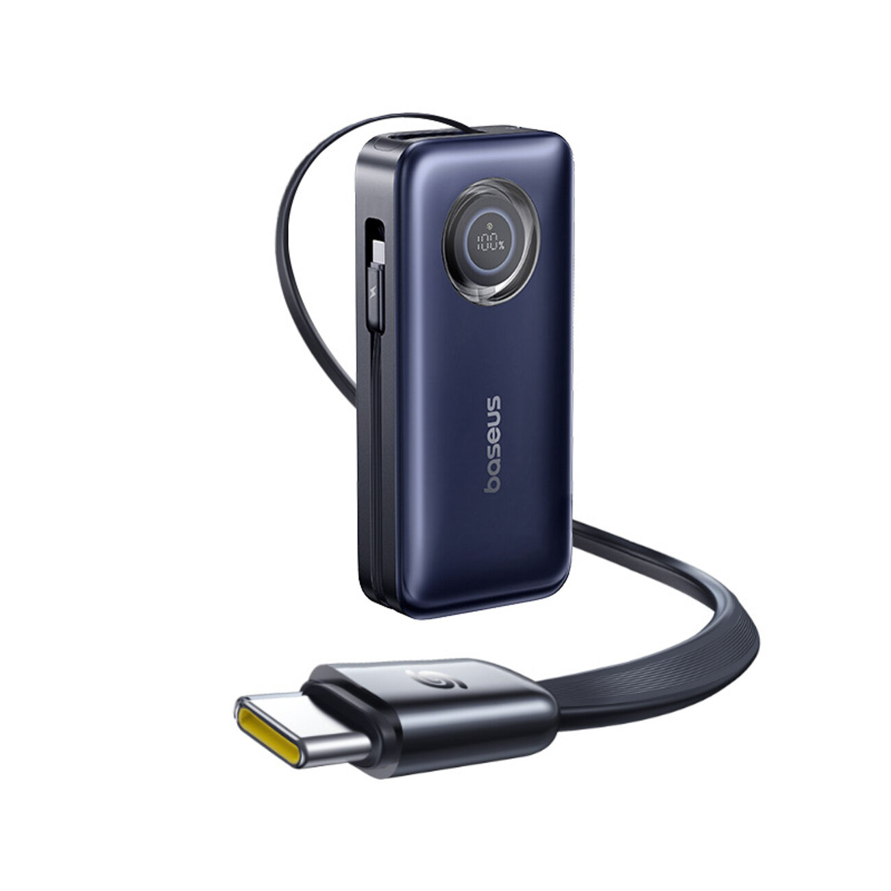Na obrazie widoczny jest ciemny powerbank z wyświetlaczem pokazującym poziom naładowania oraz logo \'baseus\'. Do urządzenia podłączony jest zwijany kabel USB-C.