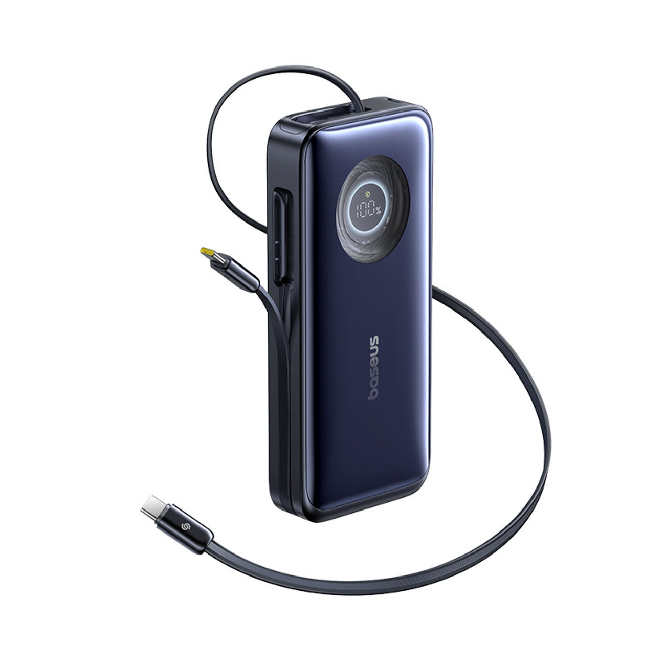 Na obrazie widoczny jest ciemny powerbank z wyświetlaczem pokazującym poziom naładowania oraz dwoma zwijanymi kablami USB-C. Na obudowie znajduje się napis \'baseus\'.