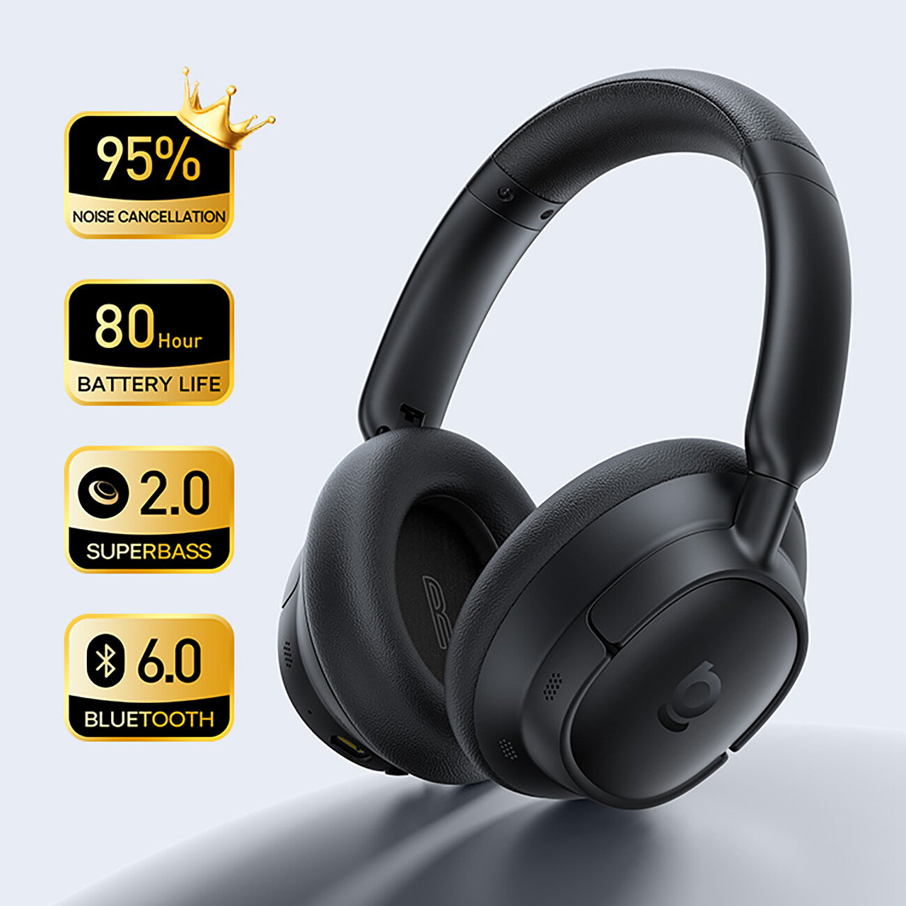 Czarne słuchawki nauszne z widocznym logo na nauszniku. Obok znajdują się ikony z napisami: \'95% Noise Cancellation\', \'80 Hour Battery Life\', \'2.0 Superbass\', \'6.0 Bluetooth\'.