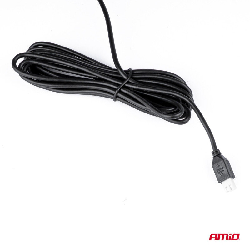 Zdjęcie przedstawia zwinięty czarny kabel z wtyczką na białym tle. W prawym dolnym rogu widoczne jest czerwone logo \'AMiO\'.
