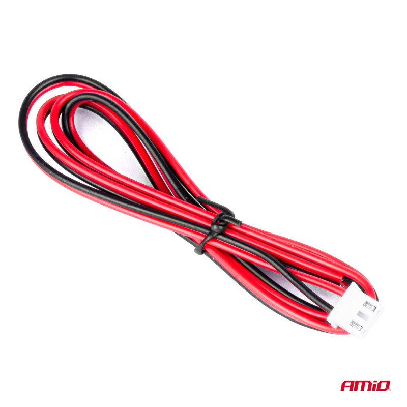 Na obrazie widoczny jest zwinięty kabel w kolorach czerwonym i czarnym, zakończony białą wtyczką. W prawym dolnym rogu znajduje się logo \'AMiO\'.