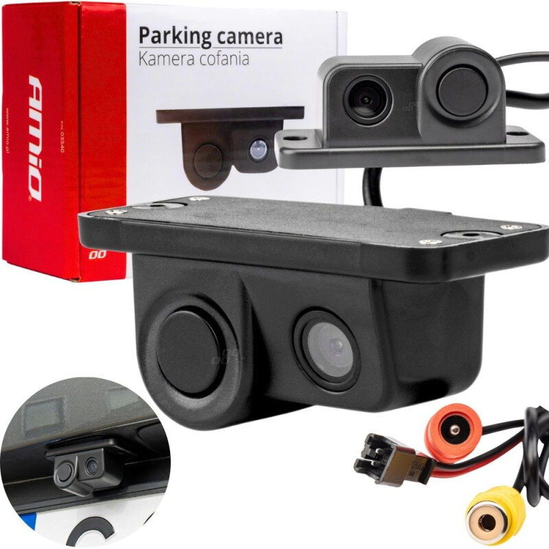 Na obrazie znajduje się kamera cofania z czujnikiem parkowania, obok której widoczne jest opakowanie z napisem \'Parking camera Kamera cofania\'. W dolnym rogu znajduje się zbliżenie na zamontowaną kamerę, a obok leżą przewody z kolorowymi końcówkami.