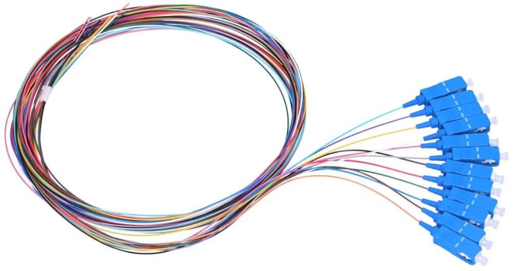 Kabel Pigtail - SC/UPC EXTRALINK EX.0356 Wiązka dwunastu cienkich przewodów światłowodowych w różnych kolorach zwinięta w pętlę i zakończona niebieskimi wtykami ułożonymi w wachlarz