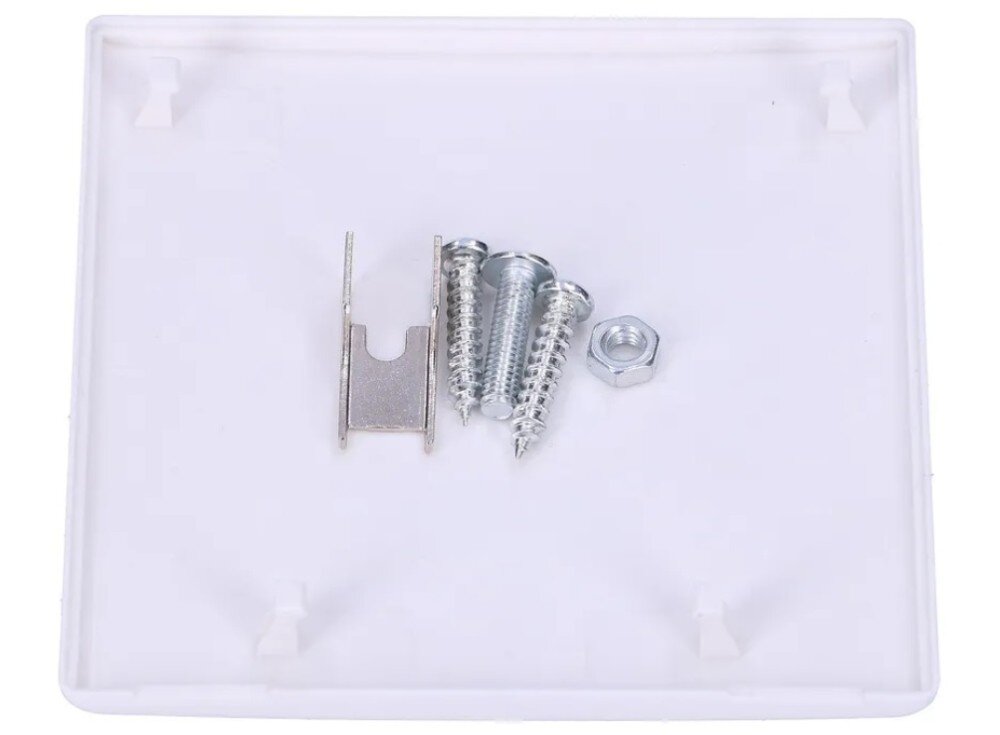 Puszka połączeniowa EXTRALINK EX.0714 Metalowe elementy montażowe, w tym trzy wkręty, jedna nakrętka oraz blaszka mocująca ułożone na wewnętrznej płaszczyźnie białej plastikowej pokrywy