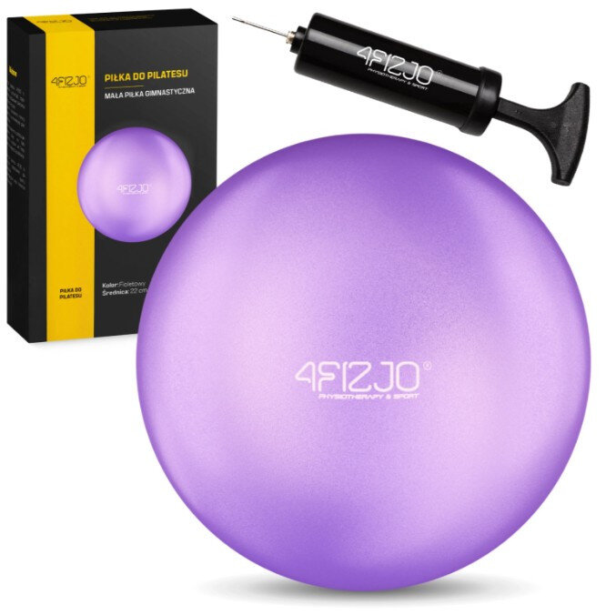 Na obrazie znajduje się fioletowa piłka do pilatesu z logo \'4FIZJO\', obok której widoczna jest pompka oraz opakowanie z napisem \'PIŁKA DO PILATESU\'.