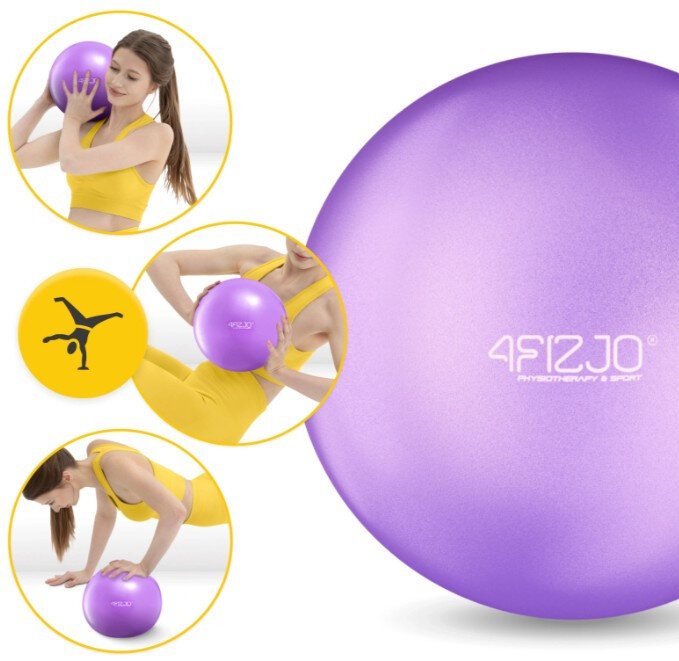 Na obrazie widoczna jest fioletowa piłka do pilatesu z logo \'4FIZJO\'. W tle znajdują się trzy okrągłe zdjęcia przedstawiające osobę ćwiczącą z piłką oraz żółty symbol gimnastyczny.