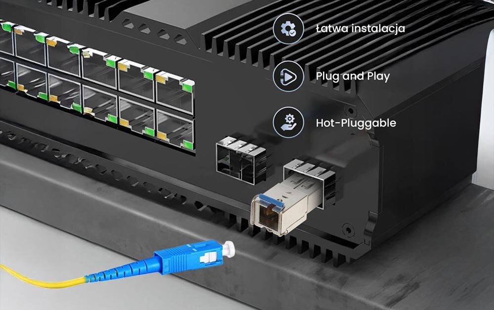 Wkładka SFP EXTRALINK EX.2213 Czarny przełącznik sieciowy z licznymi gniazdami SFP, do którego podłączany jest niebiesko-biały przewód światłowodowy, obok którego widoczne są ikony i napisy 'Łatwa instalacja', 'Plug and Play' oraz 'Hot-Pluggable'