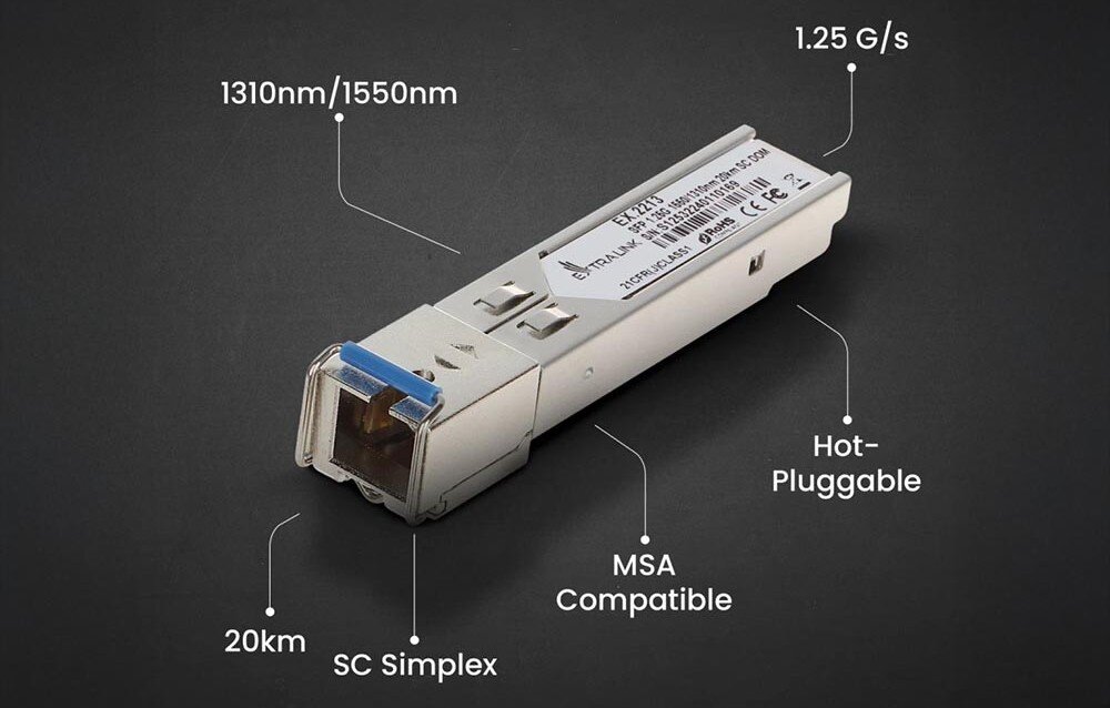 Wkładka SFP EXTRALINK EX.2213 Moduł SFP z niebieskim zatrzaskiem, przedstawiony na czarnym tle z opisami parametrów, takimi jak '1310nm/1550nm', '1.25 G/s', '20km', 'LC Simplex', 'MSA Compatible' i 'Hot-Pluggable'