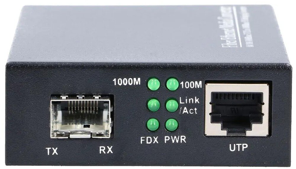Konwerter światłowodowy EXTRALINK EX.3296 Przedni panel czarnego urządzenia z gniazdem SFP po lewej stronie, zestawem sześciu zielonych diod kontrolnych w części środkowej oraz portem RJ45 opisanym jako 'UTP' po prawej stronie
