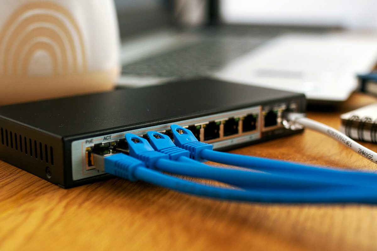 Switch EXTRALINK Ceres 8x Port PoE-PoE - Funkcjonalny elegancki wygląd idealny dla małch sieci