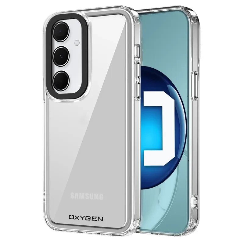 Przezroczyste etui na telefon z trzema wycięciami na aparaty, z widocznymi napisami \'SAMSUNG\' i \'OXYGEN\'. Obok etui znajduje się telefon z niebieskim ekranem i białym symbolem w kształcie litery \'D\'.