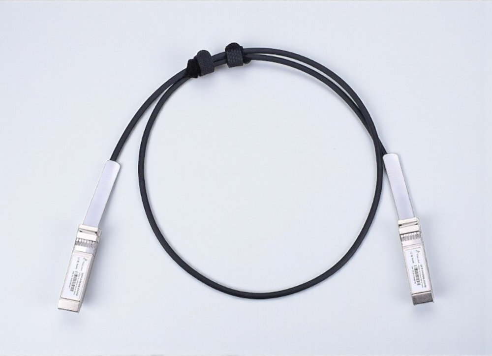 Kabel EXTRALINK SFP+ - zwinięty kabel na jasnym tle