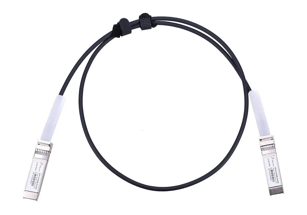 Kabel EXTRALINK SFP+ Extralink długotrwałym użytkowaniu profesjonalnych instalacjach sieciowych wysoką trwałością sieciach o wysokich wymaganiach Extralink AOC SFP+/SFP+ - zwinięty kabel na białym tle