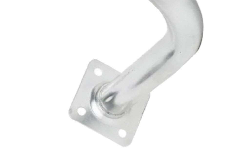 Uchwyt do anteny EXTRALINK L300 zbliżenie na kwadratową podstawę montażową uchwytu antenowego z widocznymi czterema otworami na śruby i miejscem spawu rury do płytki