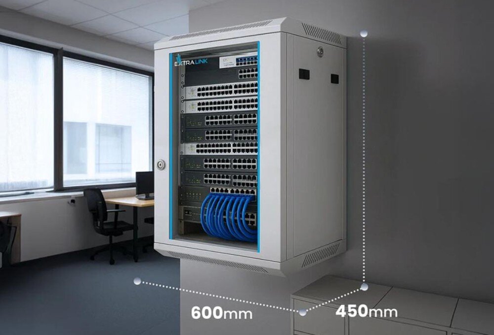 Szafa RACK EXTRALINK 19 12U EX.8598 600 x 450 mm Zdjęcie przedstawia szafę wiszącą z urządzeniami sieciowymi, zamontowaną na ścianie w biurze, z zaznaczonymi kropkowaną linią wymiarami szerokości i głębokości, przeznaczenie, wielkość, standard