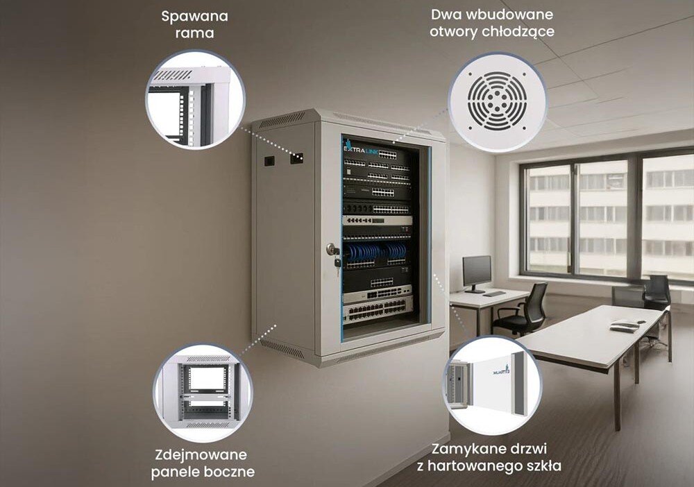 Szafa RACK EXTRALINK 19 12U EX.8598 600 x 450 mm Zdjęcie przedstawia szarą szafę z wypełnionymi urządzeniami sieciowymi, zawieszoną na ścianie w biurze, z wyróżnionymi w kółkach fragmentami: spawana rama, dwa okrągłe otwory wentylacyjne, zdejmowany panel boczny oraz frontowe drzwi z hartowanego szkła, wentylacja, serwis