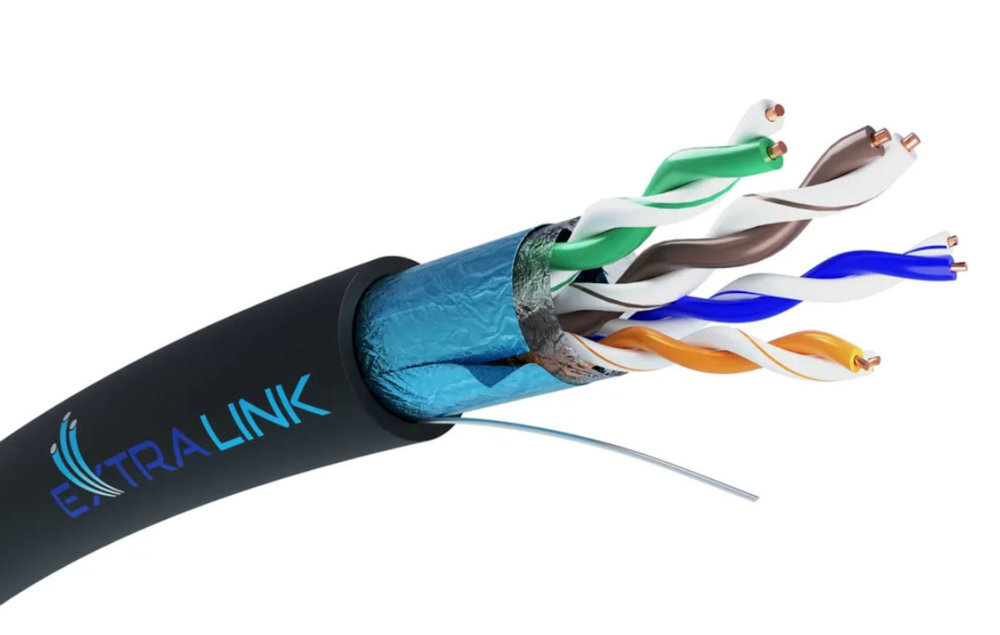 Kabel sieciowy EXTRALINK Extralink CAT5E podwójną ochronę: warstwę PE i zewnętrzny płaszcz z PVC odporność na ścieranie i uszkodzenia mechaniczne ekranowaniem aluminium - Zbliżenie na skręcone żyły, kabel typu skrętka do transmisji danych