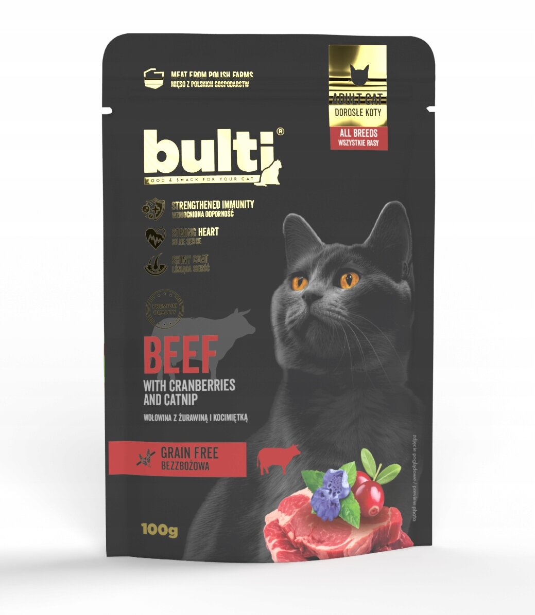 Opakowanie karmy dla kota marki bulti z wizerunkiem czarnego kota i grafiką mięsa z borówkami. Tekst na opakowaniu: \'BEEF WITH CRANBERRIES AND CATNIP, wołowina z żurawiną i kocimiętką, GRAIN FREE, bezzbożowa, 100g\'.