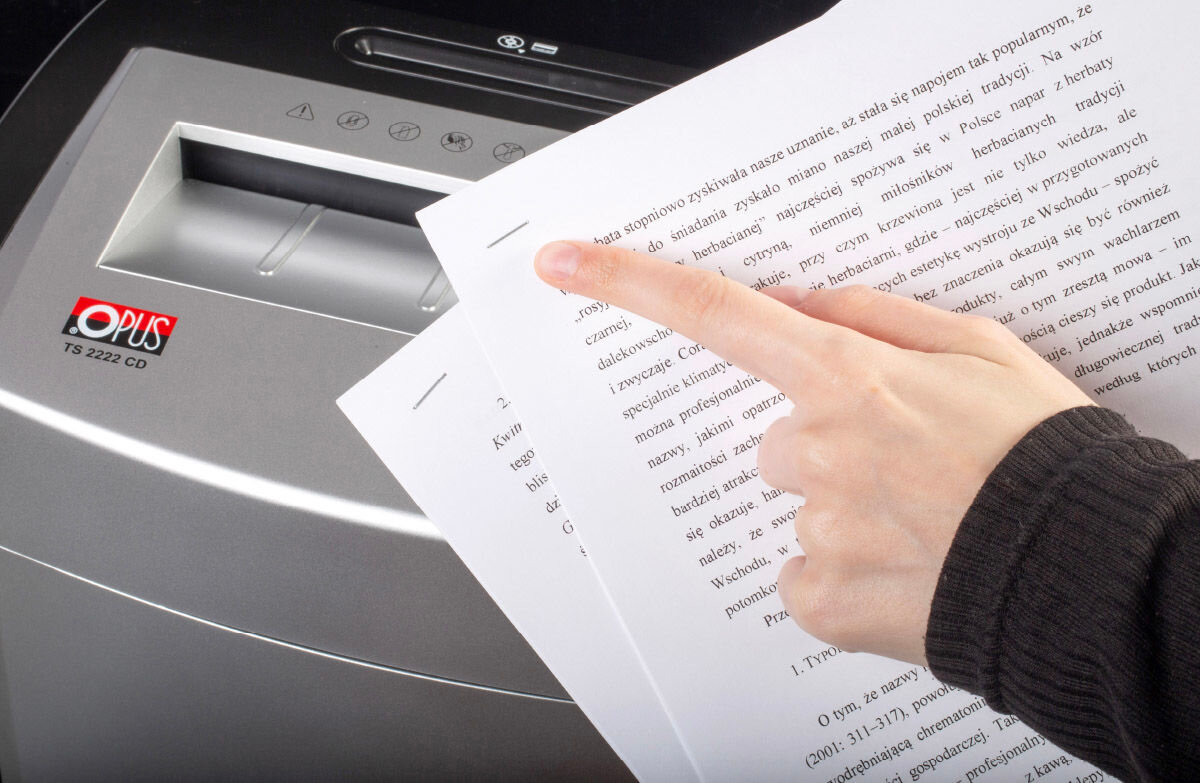 Niszczarka OPUS TS 2222 CD 28 L, P-3, Ścinki, Automatyczny Start/Stop, Funkcja cofania pojemny kosz na ścinki 28 litrów przezroczyste okienko na obudowanie osobny pojemnik na odpady plastikowe kółka