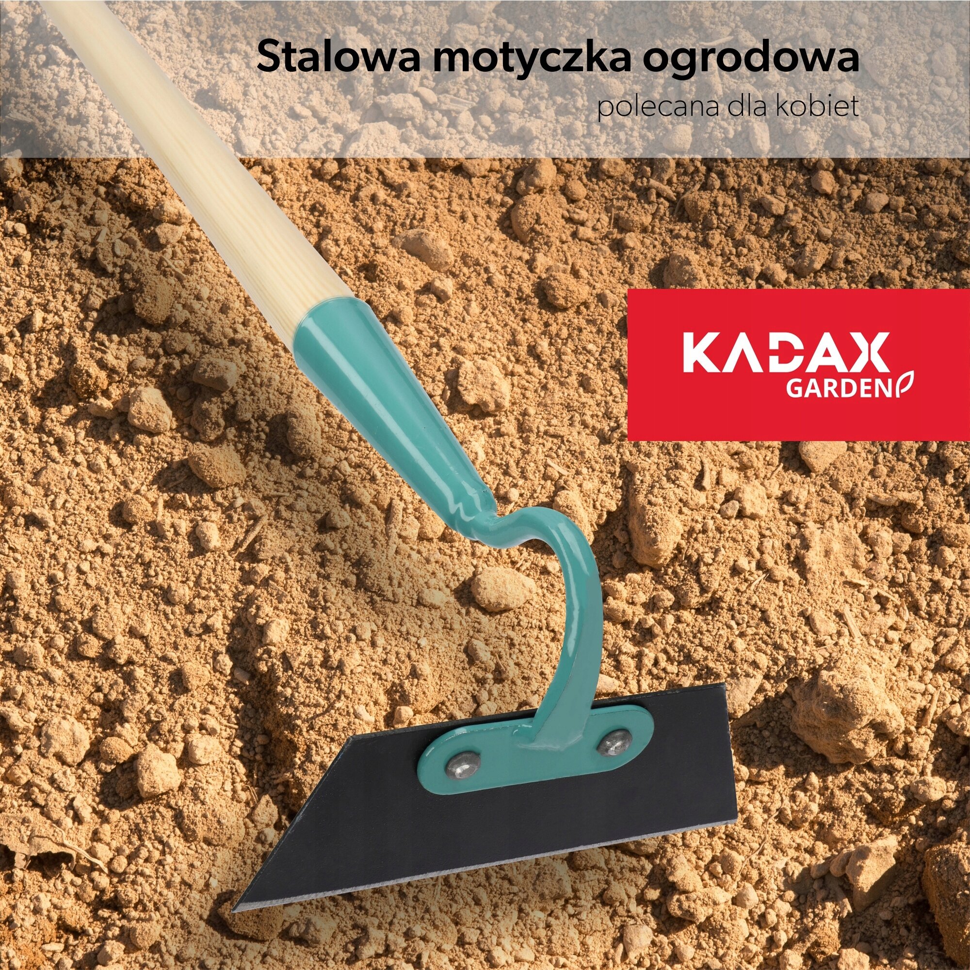Na obrazie widoczna jest stalowa motyczka ogrodowa z drewnianym trzonkiem na tle ziemi. Widoczny jest tekst: \'Stalowa motyczka ogrodowa polecana dla kobiet\' oraz logo \'KADAX GARDEN\'.