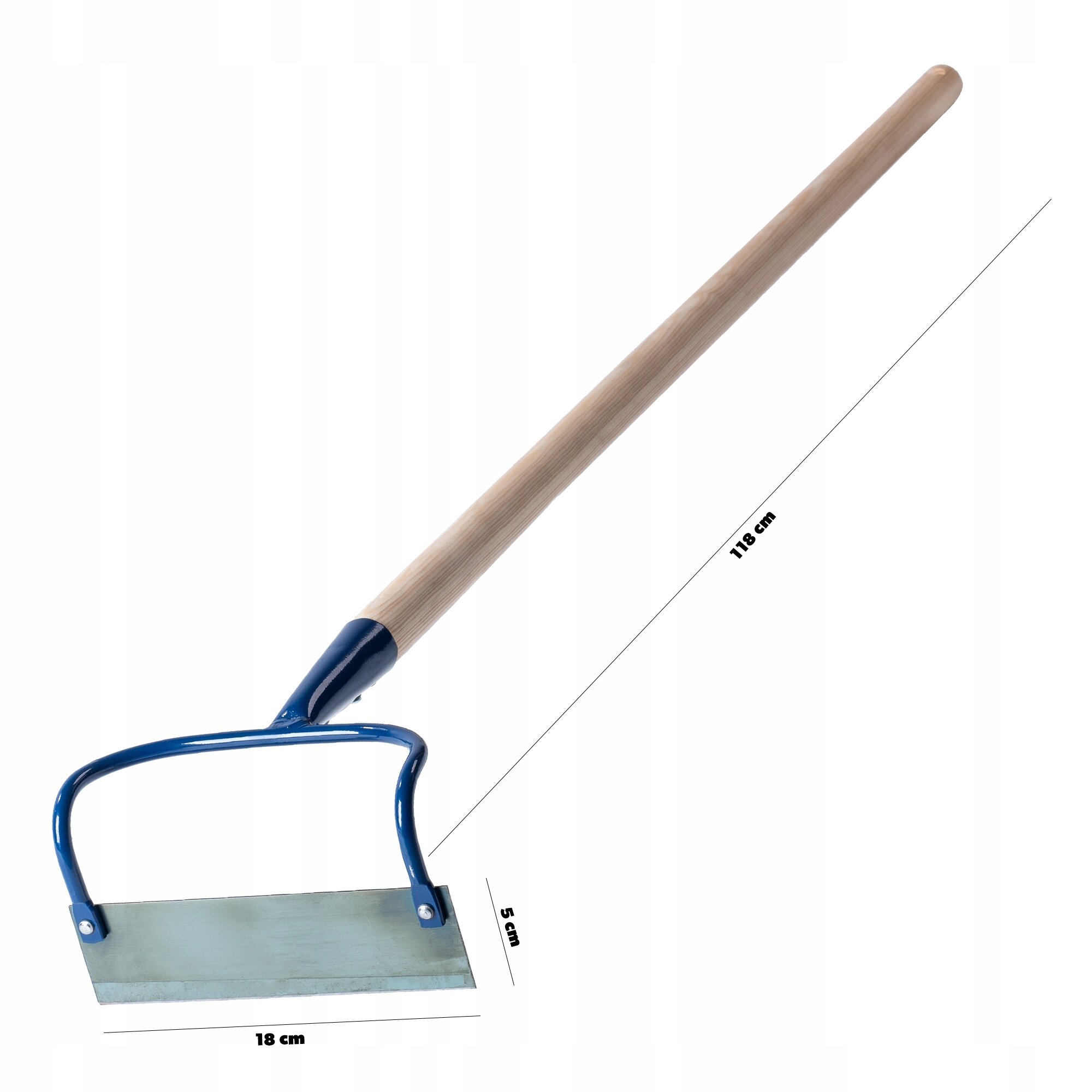 Na obrazie widoczna jest motyka ogrodowa z drewnianym trzonkiem i metalowym ostrzem. Wymiary ostrza to 18 cm szerokości i 5 cm wysokości, a długość trzonka wynosi 118 cm.