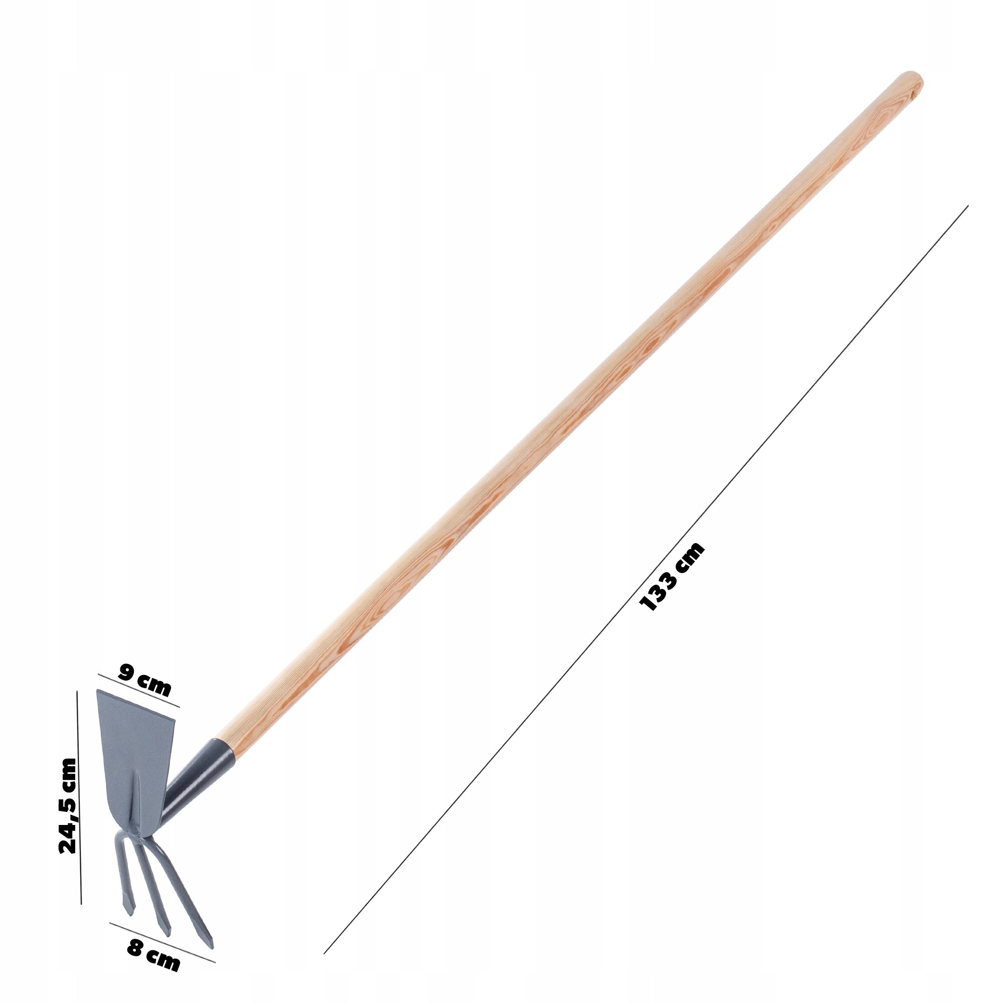 Na obrazie widoczna jest motyka ogrodowa z drewnianym trzonkiem o długości 133 cm. Główka narzędzia ma wymiary 24,5 cm na 9 cm, a szerokość widełek wynosi 8 cm.