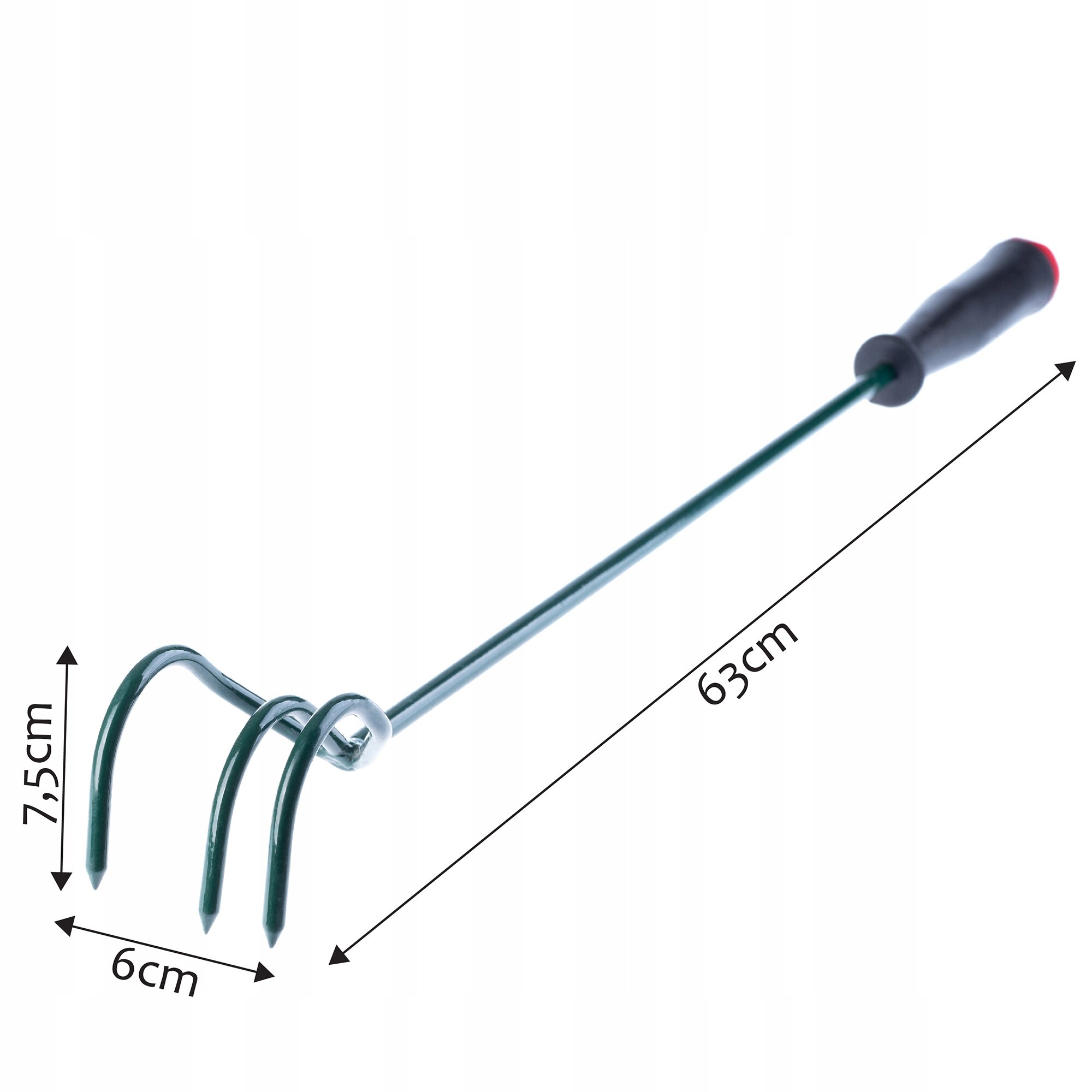 Na obrazie widoczny jest ręczny kultywator ogrodowy z trzema metalowymi pazurkami i czarną rączką. Obok narzędzia znajdują się wymiary: 63 cm długości, 7,5 cm wysokości pazurków i 6 cm szerokości.
