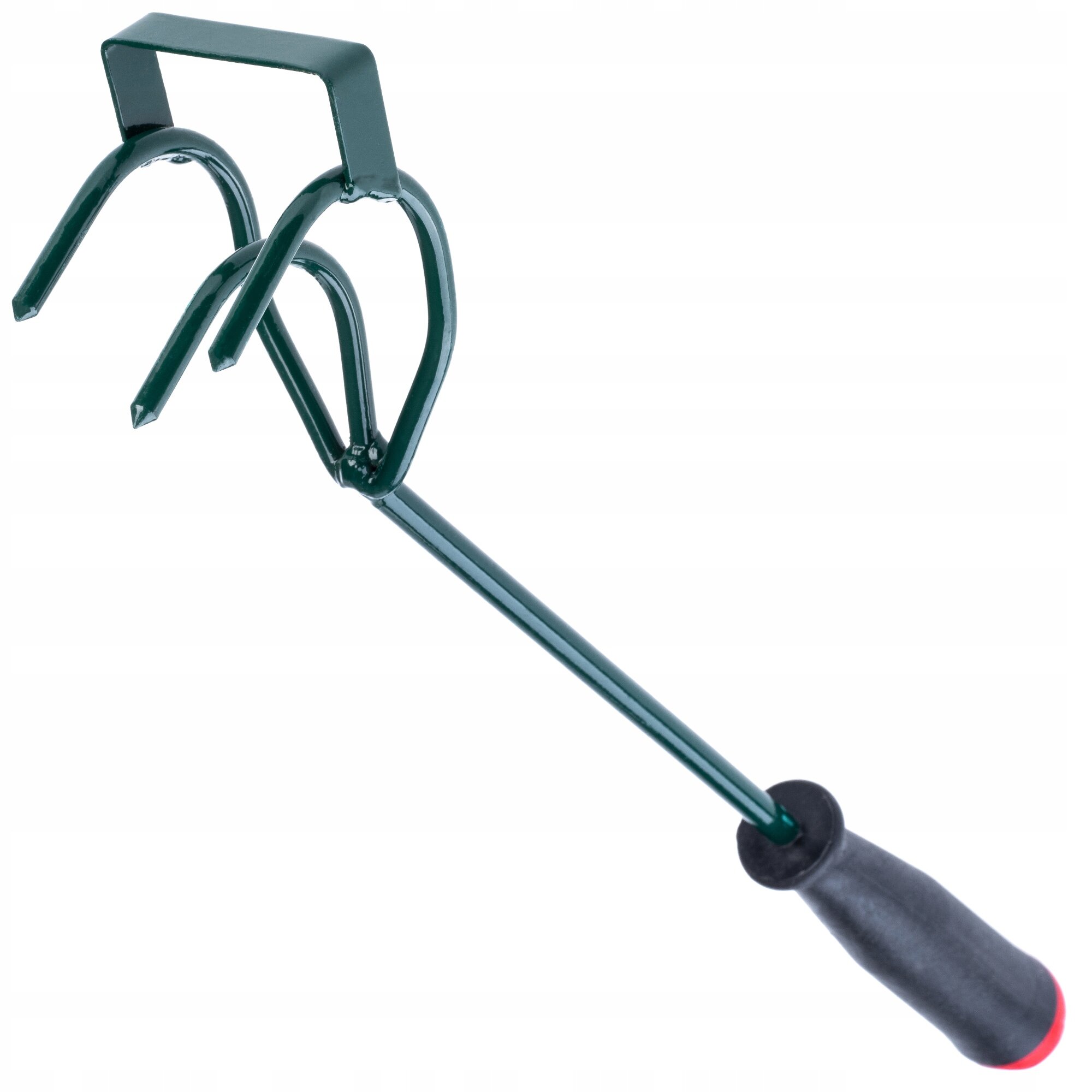 Na obrazie widoczny jest ręczny kultywator ogrodowy z trzema metalowymi zębami i ergonomiczną rączką. Narzędzie ma ciemnozielony kolor z czarną rączką zakończoną czerwonym elementem.
