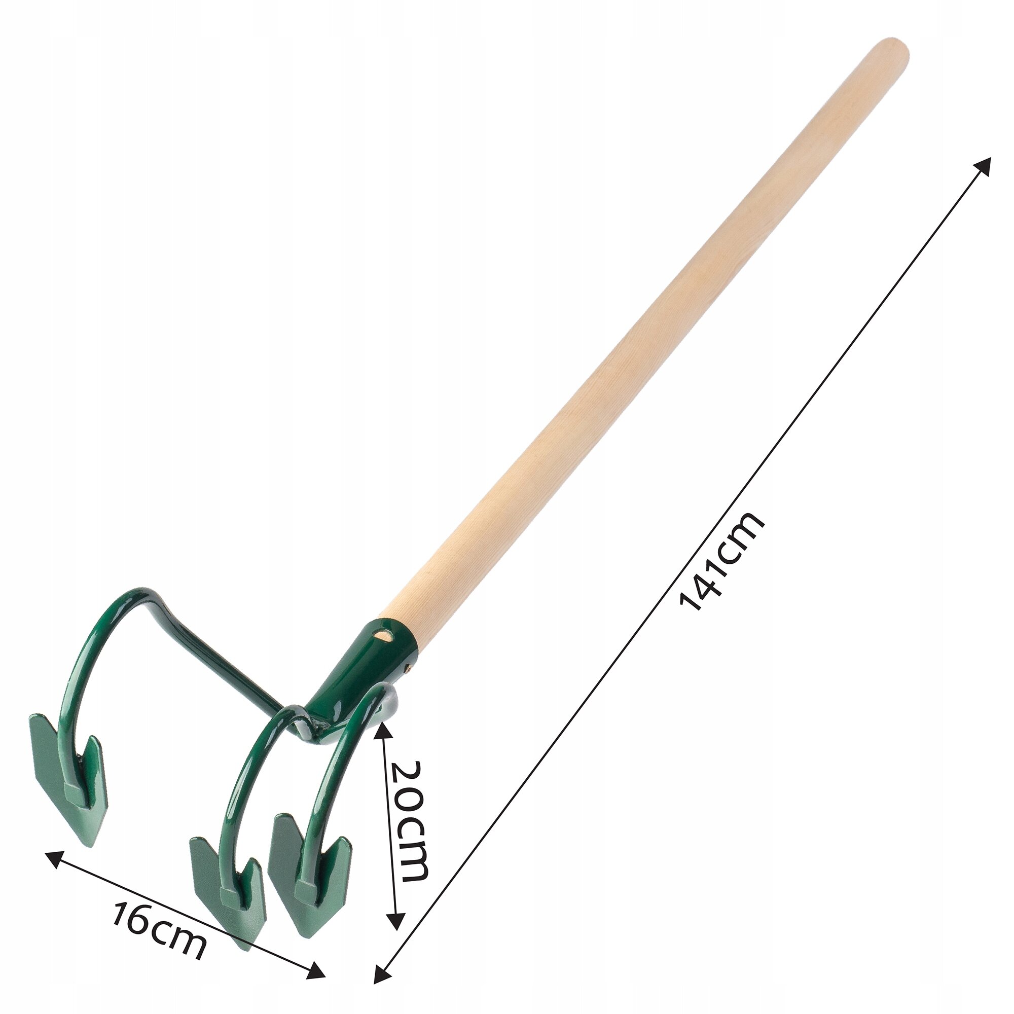 Na obrazie widoczny jest ręczny kultywator ogrodowy z drewnianym trzonkiem i trzema metalowymi zębami. Obok narzędzia znajdują się wymiary: 141 cm, 20 cm i 16 cm.
