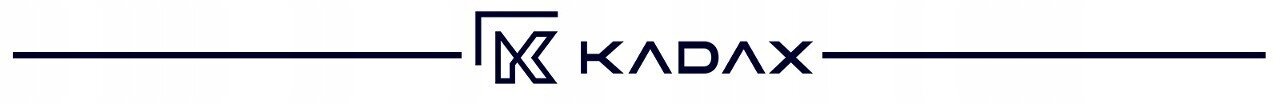 Logo z napisem \'KADAX\' oraz stylizowanym symbolem obok, otoczone cienkimi liniami po obu stronach.