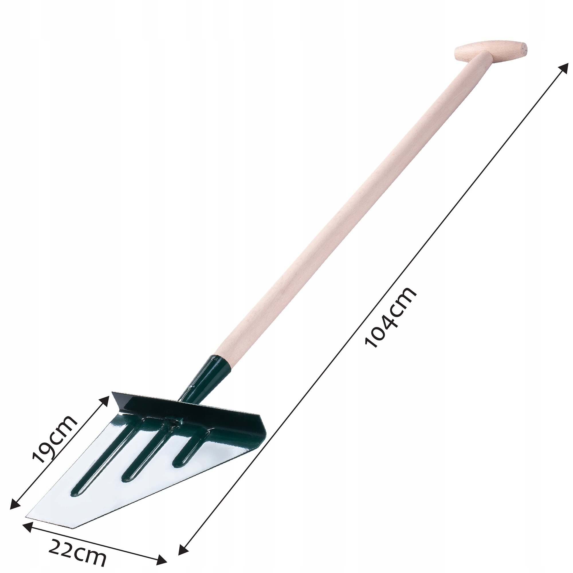 Obraz przedstawia narzędzie ogrodowe z drewnianym trzonkiem o długości 104 cm i metalową częścią roboczą o wymiarach 19 cm na 22 cm. Narzędzie ma kształt przypominający łopatkę z trzema zębami.