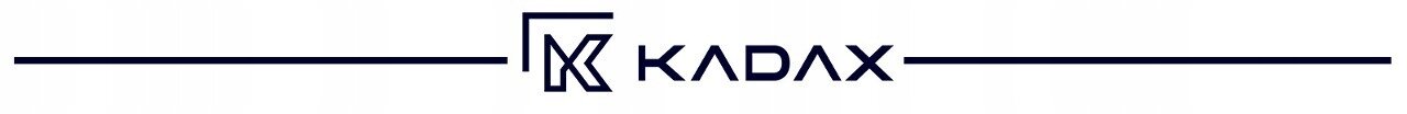 Logo z napisem \'KADAX\' oraz stylizowanym symbolem litery \'K\' po lewej stronie, oddzielone poziomymi liniami.