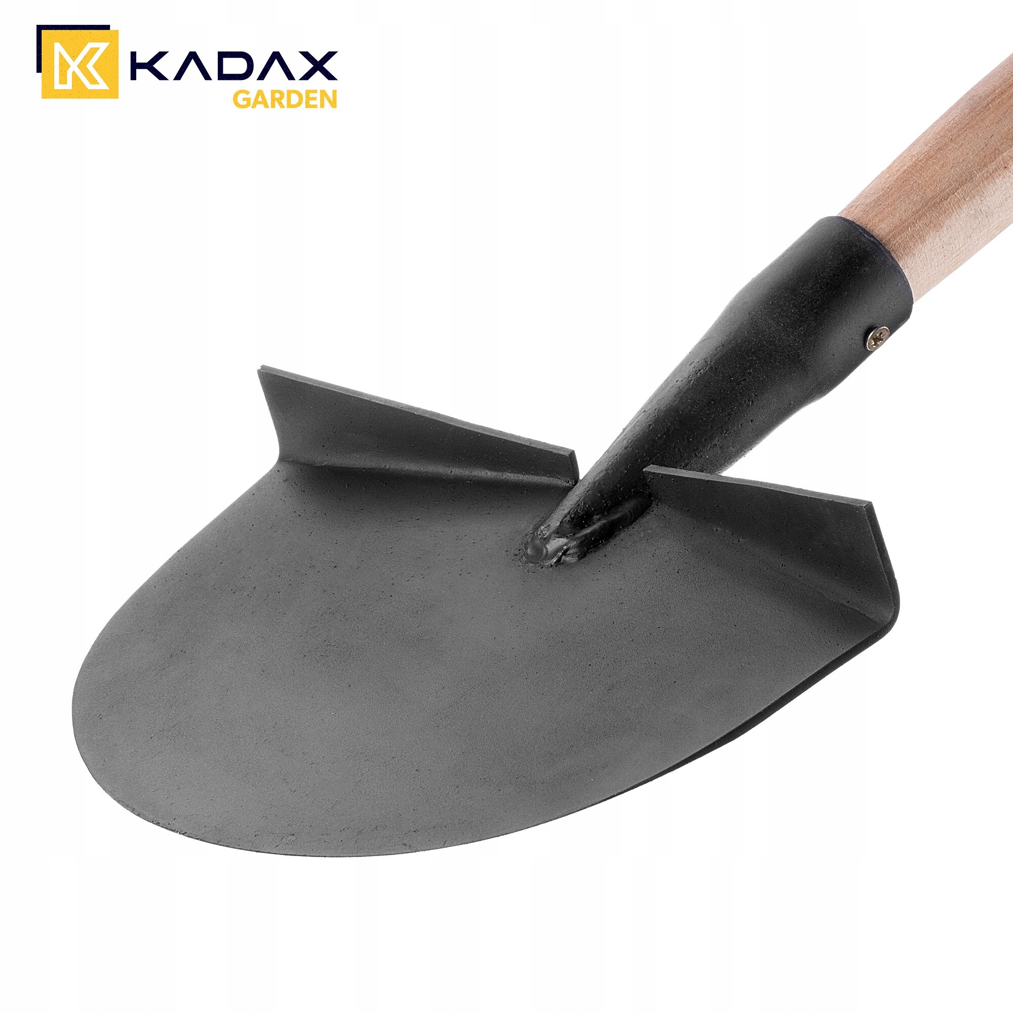 Na obrazie widoczny jest metalowy nóż szpadel z drewnianym trzonkiem. W lewym górnym rogu znajduje się logo \'KADAX GARDEN\'.