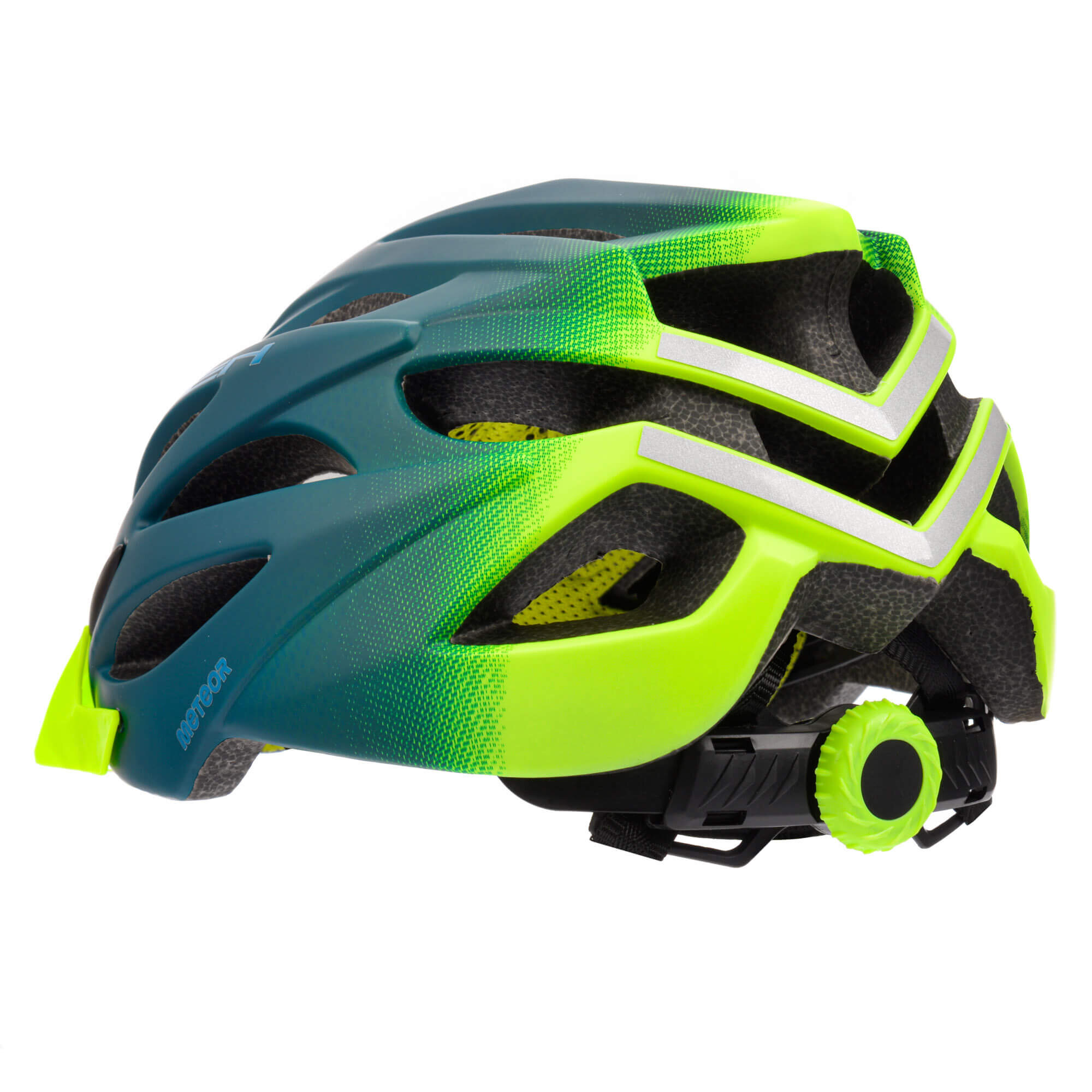 Kask rowerowy w kolorze zielono-niebieskim z otworami wentylacyjnymi i regulacją z tyłu. Na kasku widoczne jest logo \'METEOR\'.