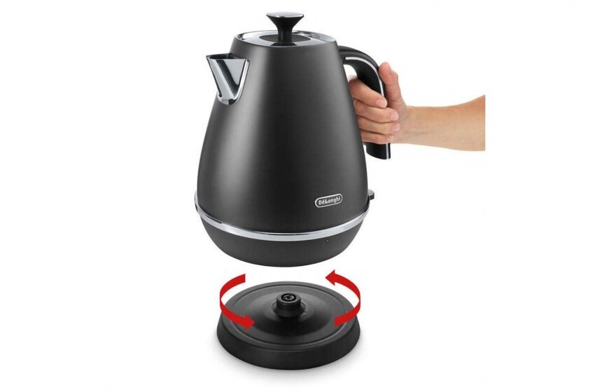 Czarny czajnik elektryczny z logo \'DeLonghi\' jest podnoszony z podstawy, wokół której widoczne są czerwone strzałki wskazujące możliwość obrotu.