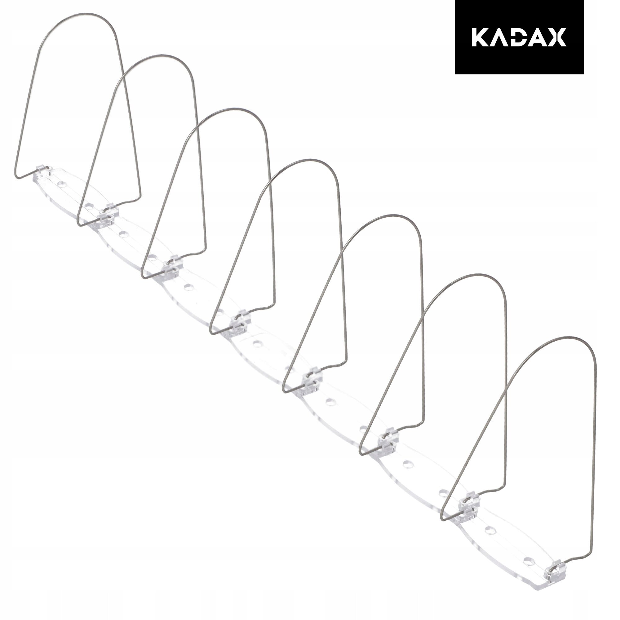 Na obrazie widoczne są metalowe spirale zamontowane na przezroczystej podstawie, służące jako odstraszacz ptaków. W prawym górnym rogu znajduje się logo \'KADAX\'.