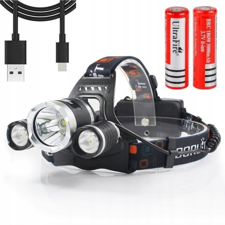 Na obrazie widoczna jest mocna latarka czołowa z trzema diodami LED, regulowanym paskiem oraz dwoma czerwonymi bateriami UltraFire BRC 18650 3000mAh 3.7V Li-ion. Obok znajduje się czarny kabel USB z końcówką micro USB.