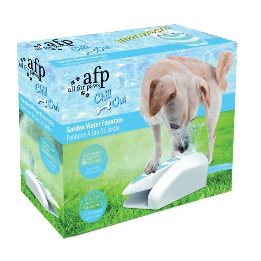Opakowanie produktu z psem pijącym wodę z automatycznej fontanny na tle trawy. Na opakowaniu widnieje tekst: \'afp all for paws Chill Out Garden Water Fountain Fontaine A Eau De Jardin\'.